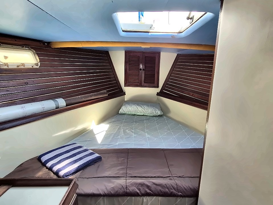 Silver Queen forward V-berth cabin